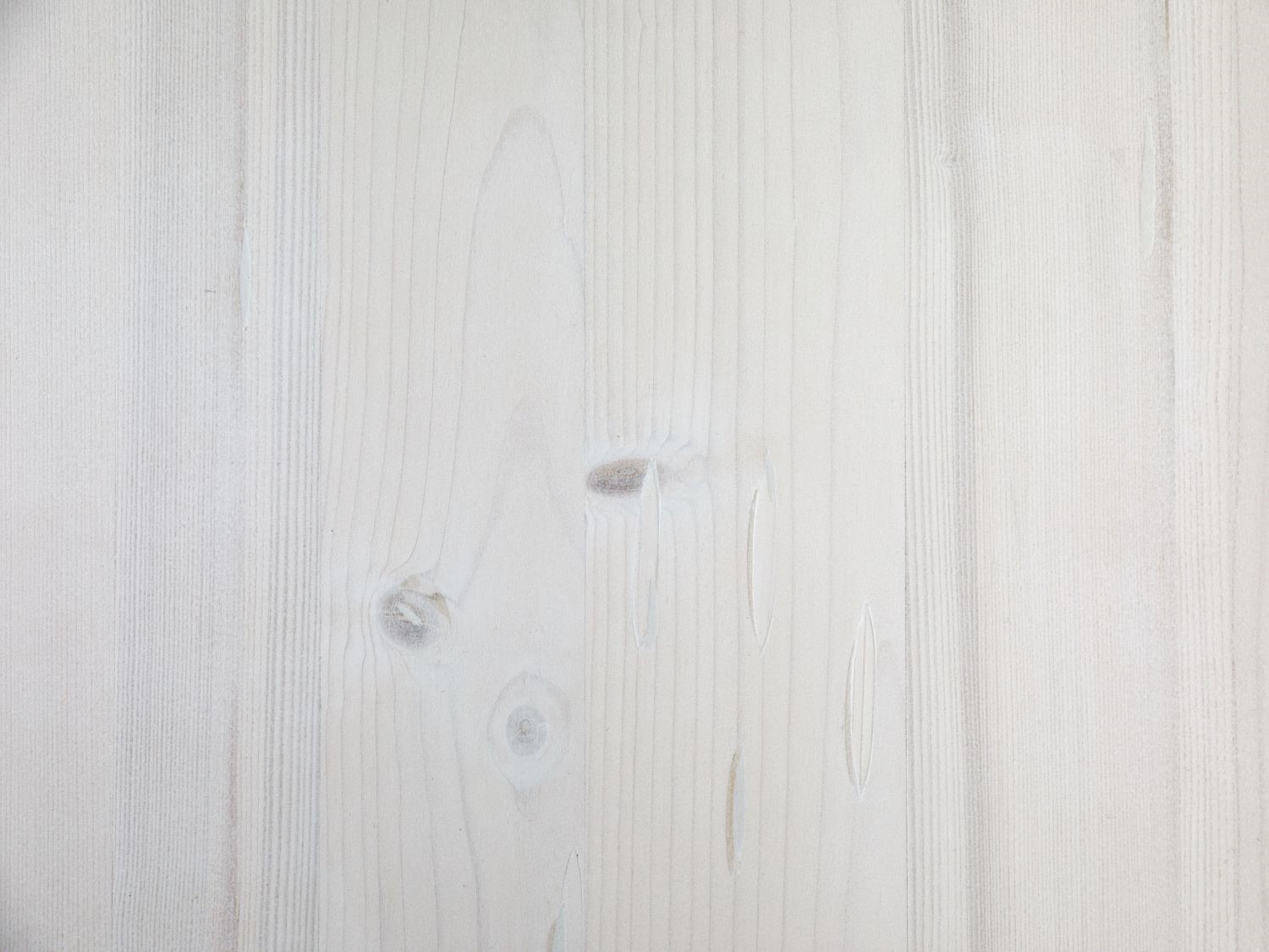 Il piano in legno del set di design Riva: verniciato bianco